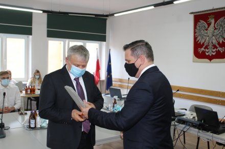Wręczenie nagrody drużynowej przez władze samorządowe